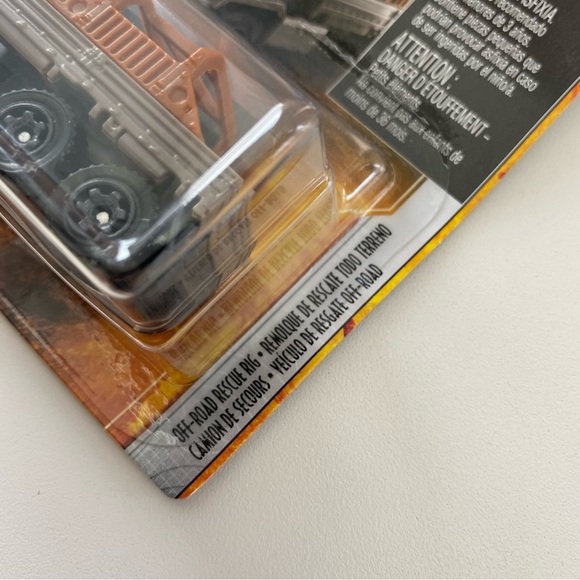 Jurassic World Matchbox  OFF-ROAD RESCUE RIG - Picture 2 of 2